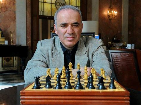 S­a­t­r­a­n­ç­ ­E­f­s­a­n­e­s­i­ ­K­a­s­p­a­r­o­v­ ­Ü­l­k­e­s­i­n­i­ ­E­l­e­ş­t­i­r­d­i­:­ ­­P­u­t­i­n­­i­n­ ­S­a­v­a­ş­ ­M­a­k­i­n­e­s­i­n­i­ ­İ­f­l­a­s­ ­E­t­t­i­r­i­n­­